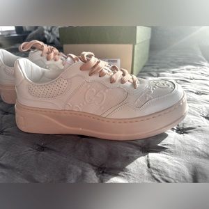 Gucci Size 40 (women’s 10 USA) tennis shoes white and pink never worn
